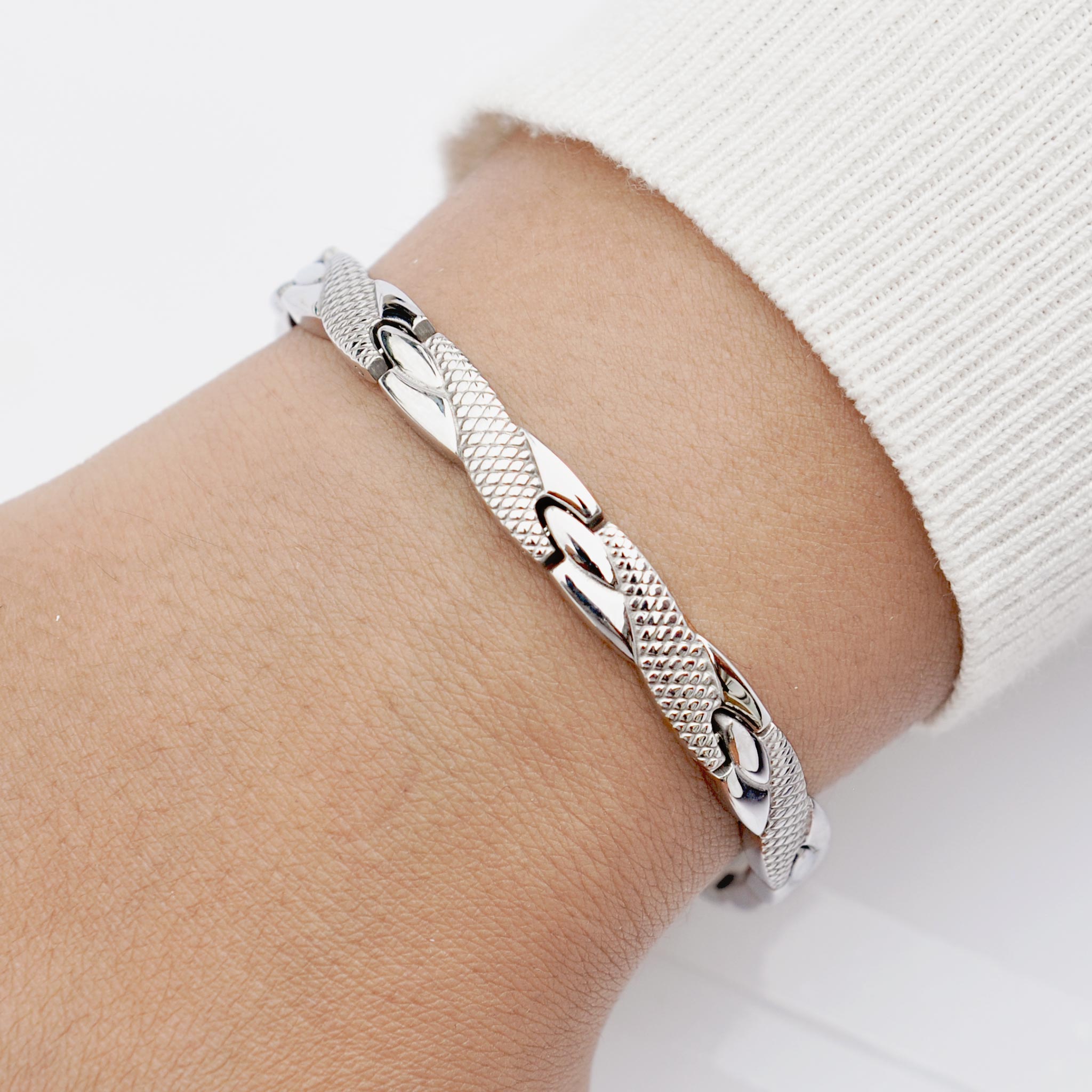Womens magnetic bracelet in stainless steel