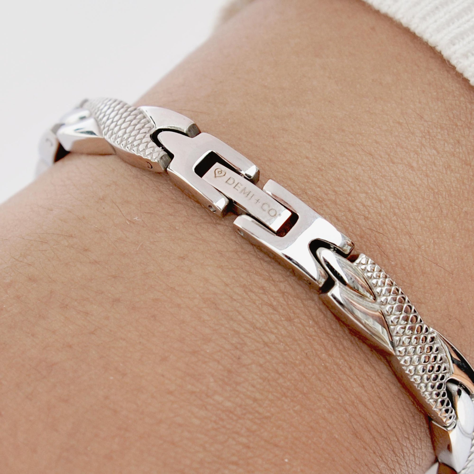 female magnetic bracelet in stainless steel