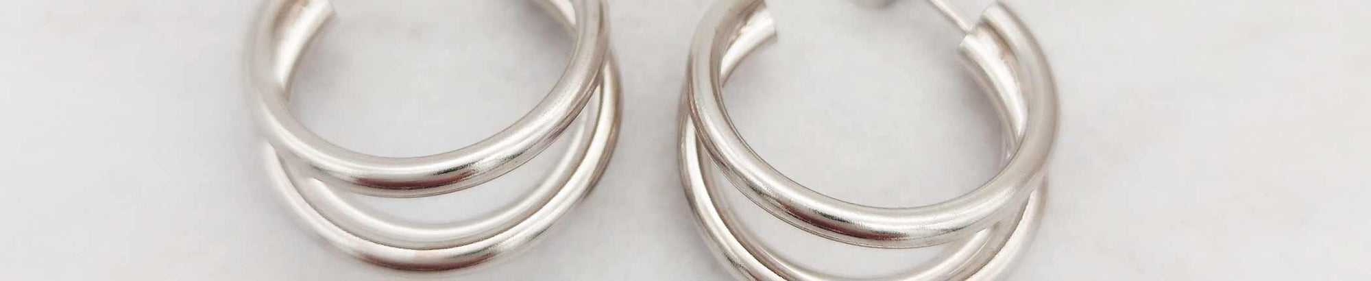 <font color=#000000>Thin silver hoop earrings; Top 10</font>