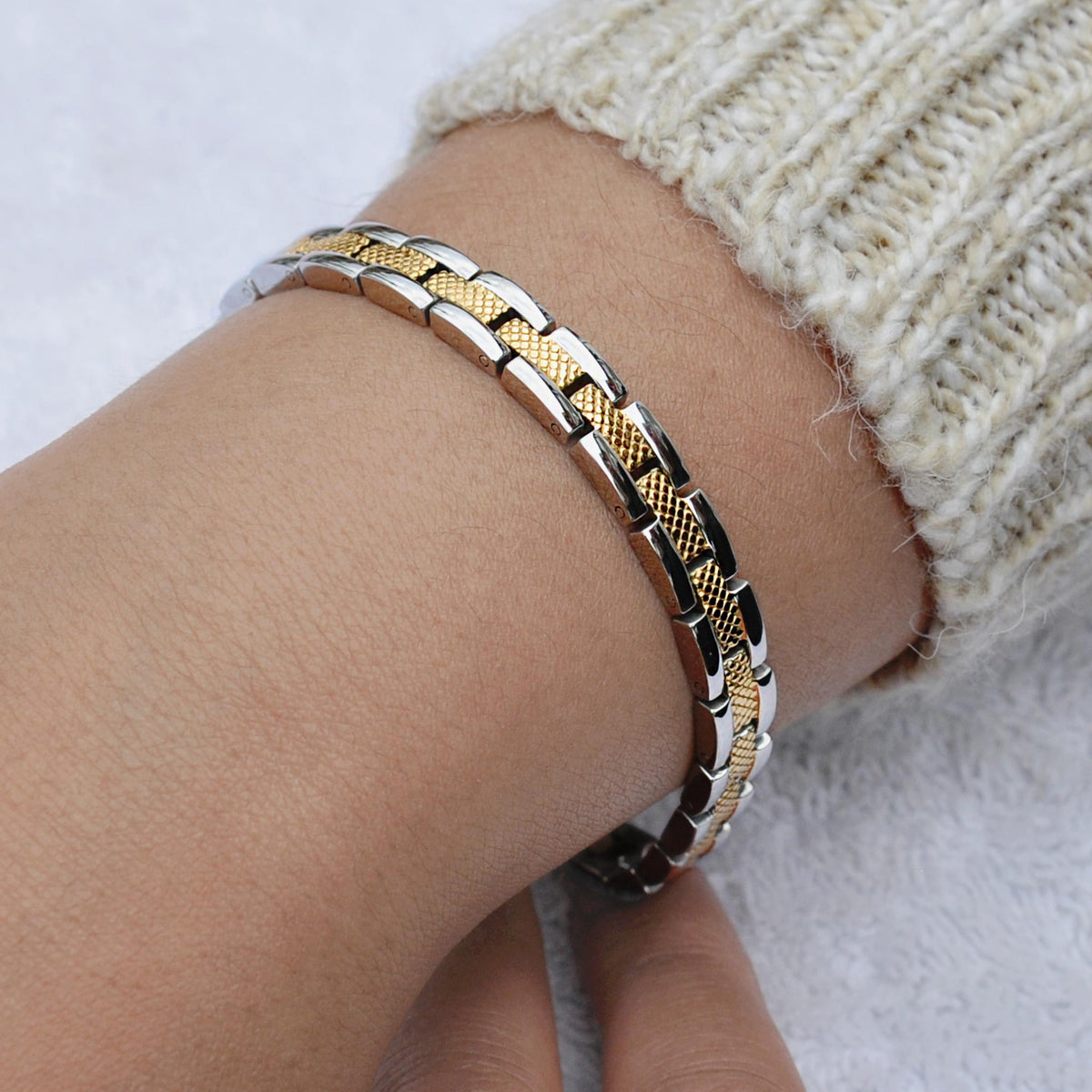 Magnetic bracelet with gold and silver details for ladies