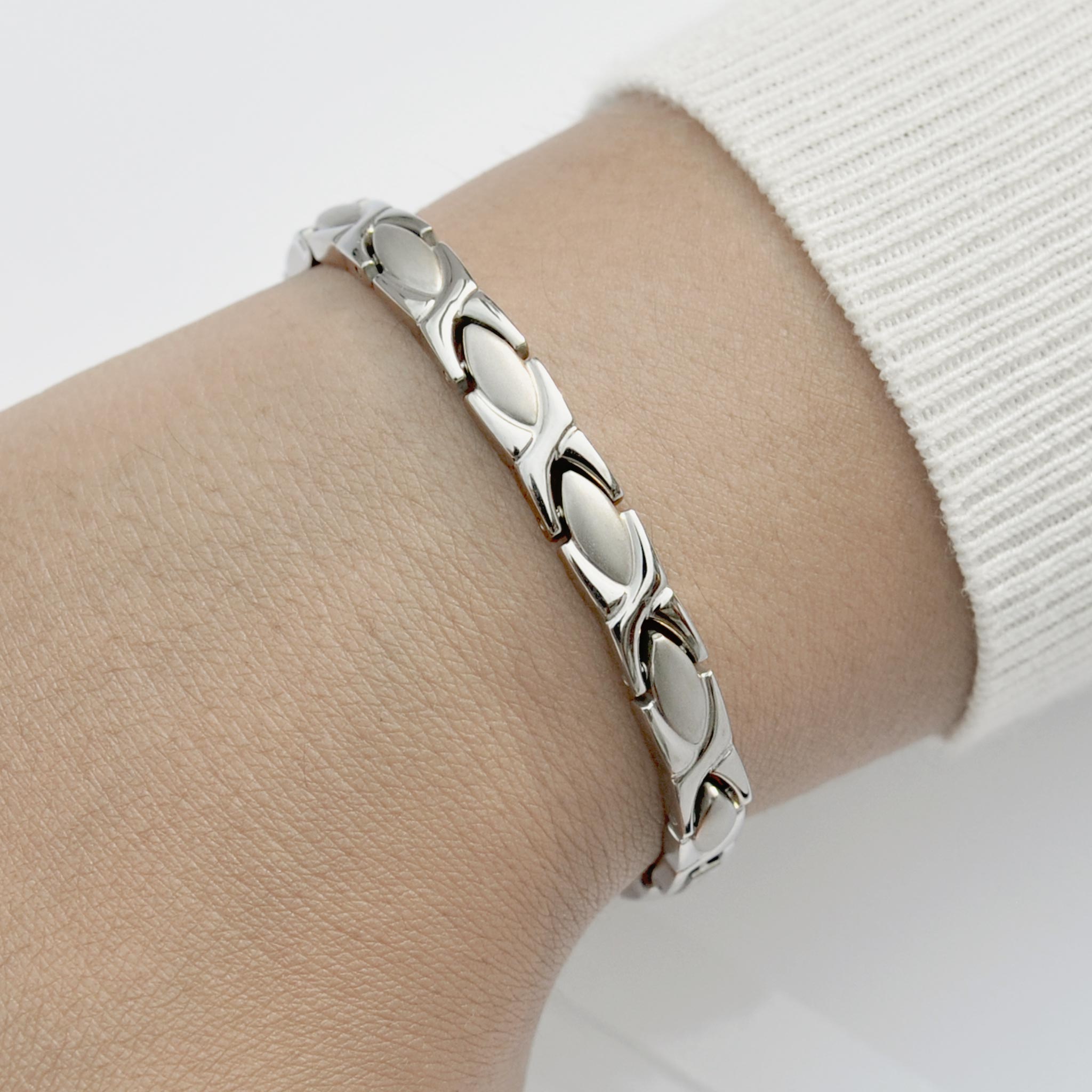 Ladies magnetic bracelet 