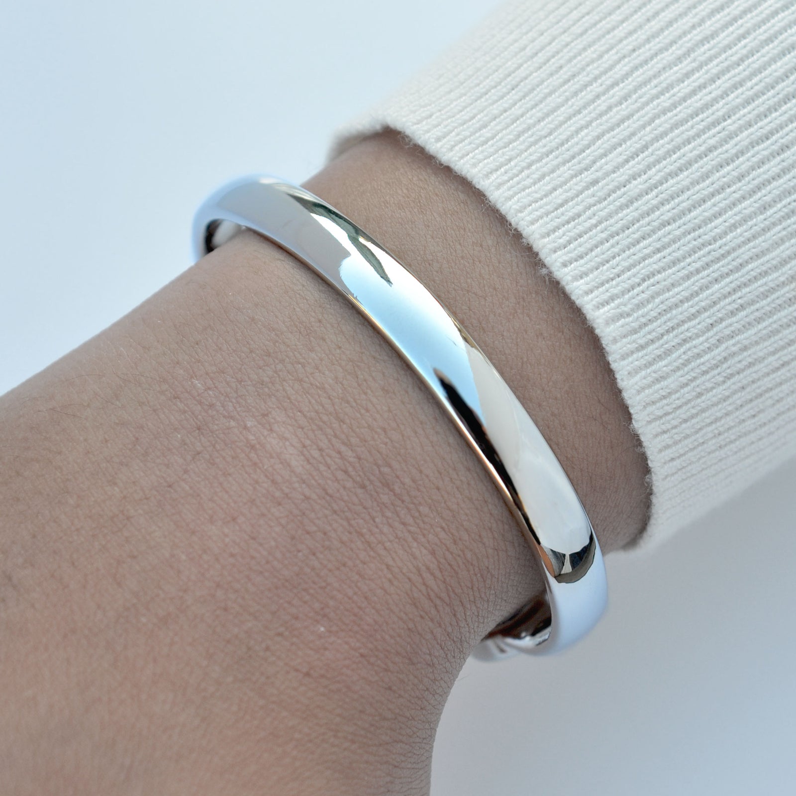 Womens magnetic jewellery